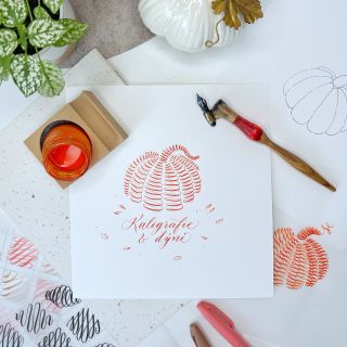 🎃 Ve středu 8. 10. ve 20:00 si na YouTube ukážeme, jak pomocí kaligrafických tahů vytvořit originální ornamenty a dýně. 🍂...